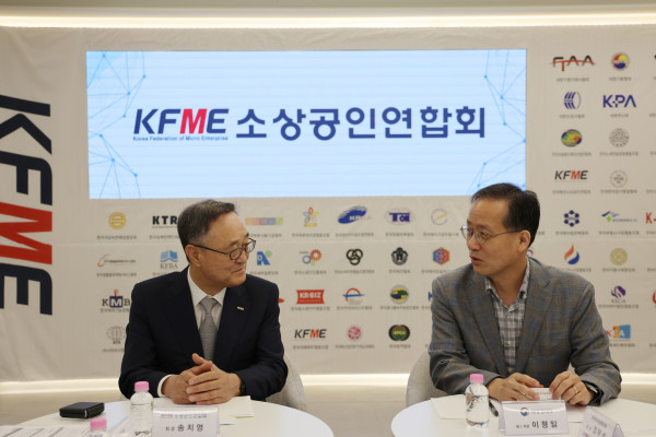▲송치영 소상공인연합회장이 7일 서울 마포 소재 소상공인연합회 디지털교육센터에서 이형일 경제부총리 겸 재정경제부 장관 후보자를 만나 세금 부담 완화와 최저소득 보장제도 도입 등 소상공인 3대 핵심 현안을 전달했다. (사진제공=소상공인연합회)