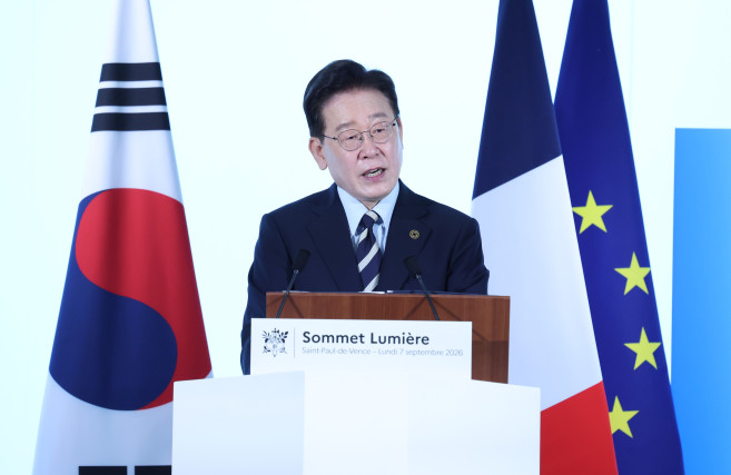 ▲이재명 대통령이 7일(현지시간) 프랑스 남부 생폴드방스 매그 재단에서 열린 국제 영화·영상 정상회의 '뤼미에르 서밋'에서 개막연설을 하고 있다. 이번 서밋은 한국과 프랑스가 공동 의장국이다. (연합뉴스)