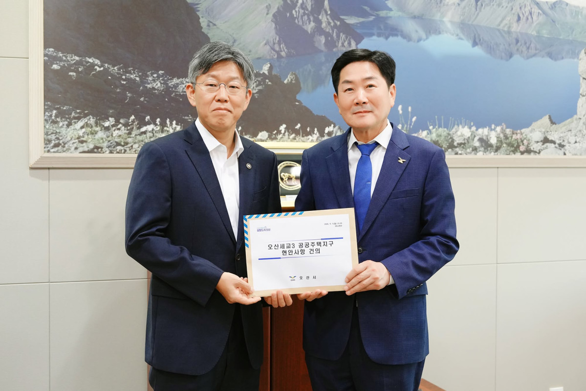 ▲조용호 오산시장과 김이탁 국토교통부 제1차관이 7일 세종 국토교통부에서 ‘오산세교3 공공주택지구 현안사항 건의서’를 들고 기념촬영하고 있다. (조용호 오산시장 페이스북)