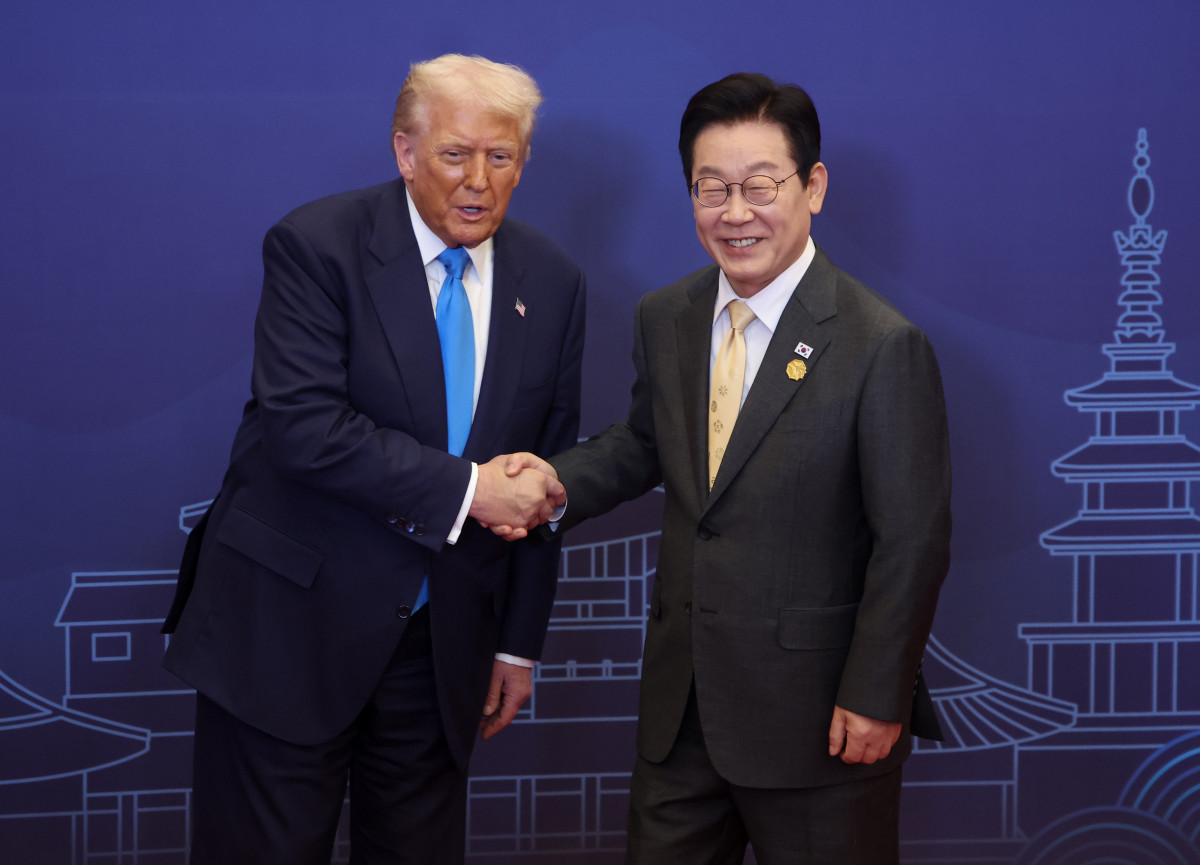 ▲지난 2025년 10월 29일 이재명 대통령이 경북 경주 힐튼호텔 그랜드볼룸에서 열린 대통령 주최 정상 특별만찬에 앞서 도널드 트럼프 미국 대통령을 영접하고 있다. (연합뉴스)