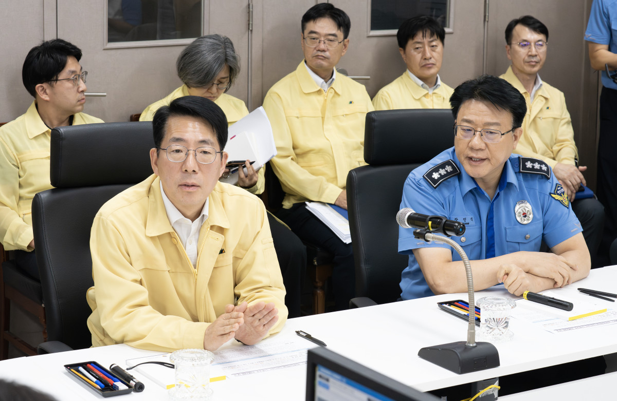 ▲지난 2일 티엔에스캐처호 실종자 수색 상황 점검하는 황종우 해수부 장관(앞 왼쪽) (연합뉴스)
