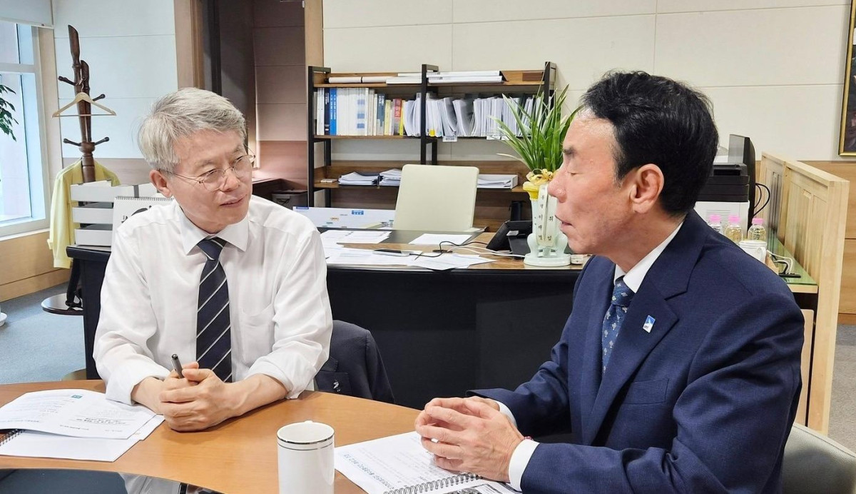 ▲장길선 전남광주통합특별시 구례군수가 민형배 전남광주통합특별시장을 찾아가 '섬진강유역환경청 구례군 유치' 지원을 요청했다. (구례군)