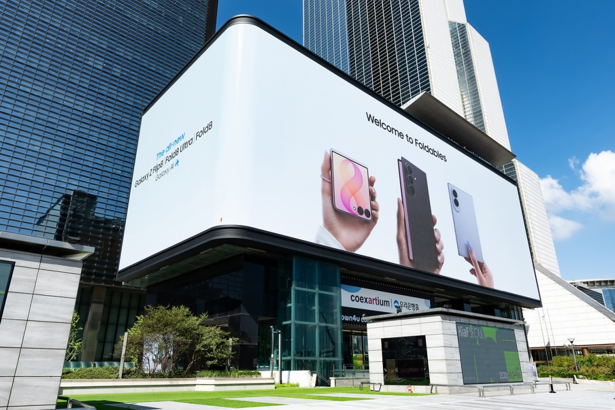 ▲서울 코엑스에서 진행 중인 삼성전자 갤럭시 Z 폴드8 시리즈를 활용한 '웰컴 투 폴더블(Welcome to Foldables)' 옥외 광고 모습 (사진제공=삼성전자)