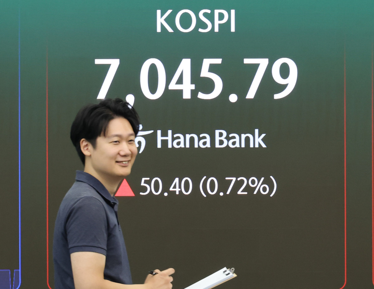 ▲8일 서울 중구 하나은행 본점에서 직원이 증시와 환율을 살피고 있다. (사진= 연합뉴스)