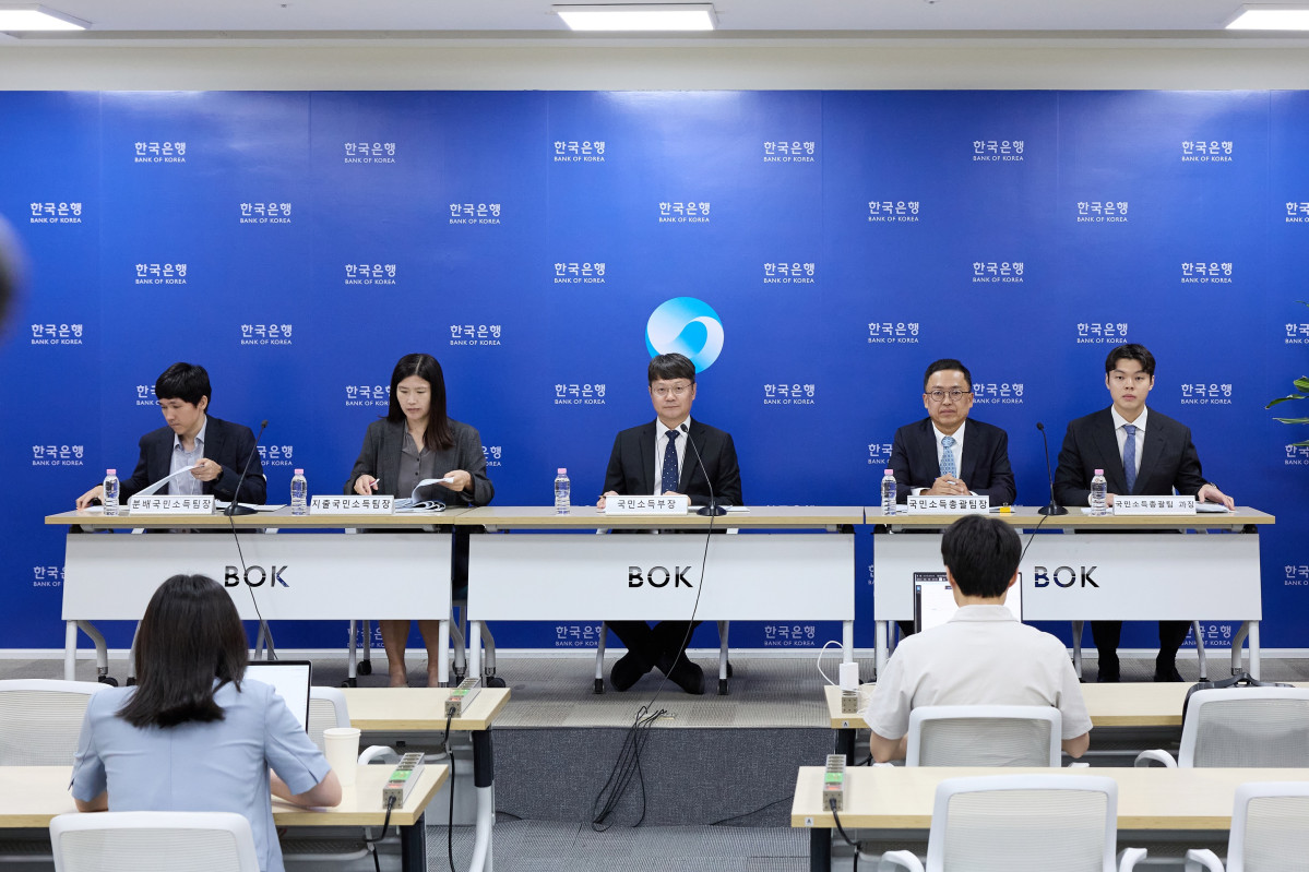 ▲8일 오전 서울 중구 한국은행에서 열린 2026년 2/4분기 국민소득(잠정) 설명회사진 왼쪽부터 박진호 분배국민소득팀장, 이현영 지출국민소득팀장, 김화용 국민소득부장, 서정석 국민소득총괄팀장, 김건 국민소득총괄팀 과장 (사진제공=한국은행)