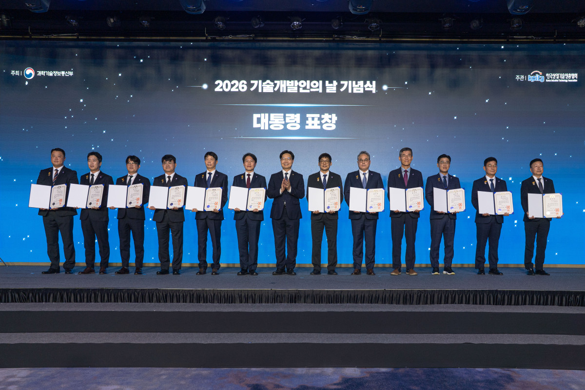 ▲지난 7일 ‘제1회 기술개발인의 날 기념식’에서 김재윤(왼쪽 다섯번째) 금호석유화학 김재윤 수석연구원이 기념 사진을 촬영하고 있다. (사진제공=금호석유화학)