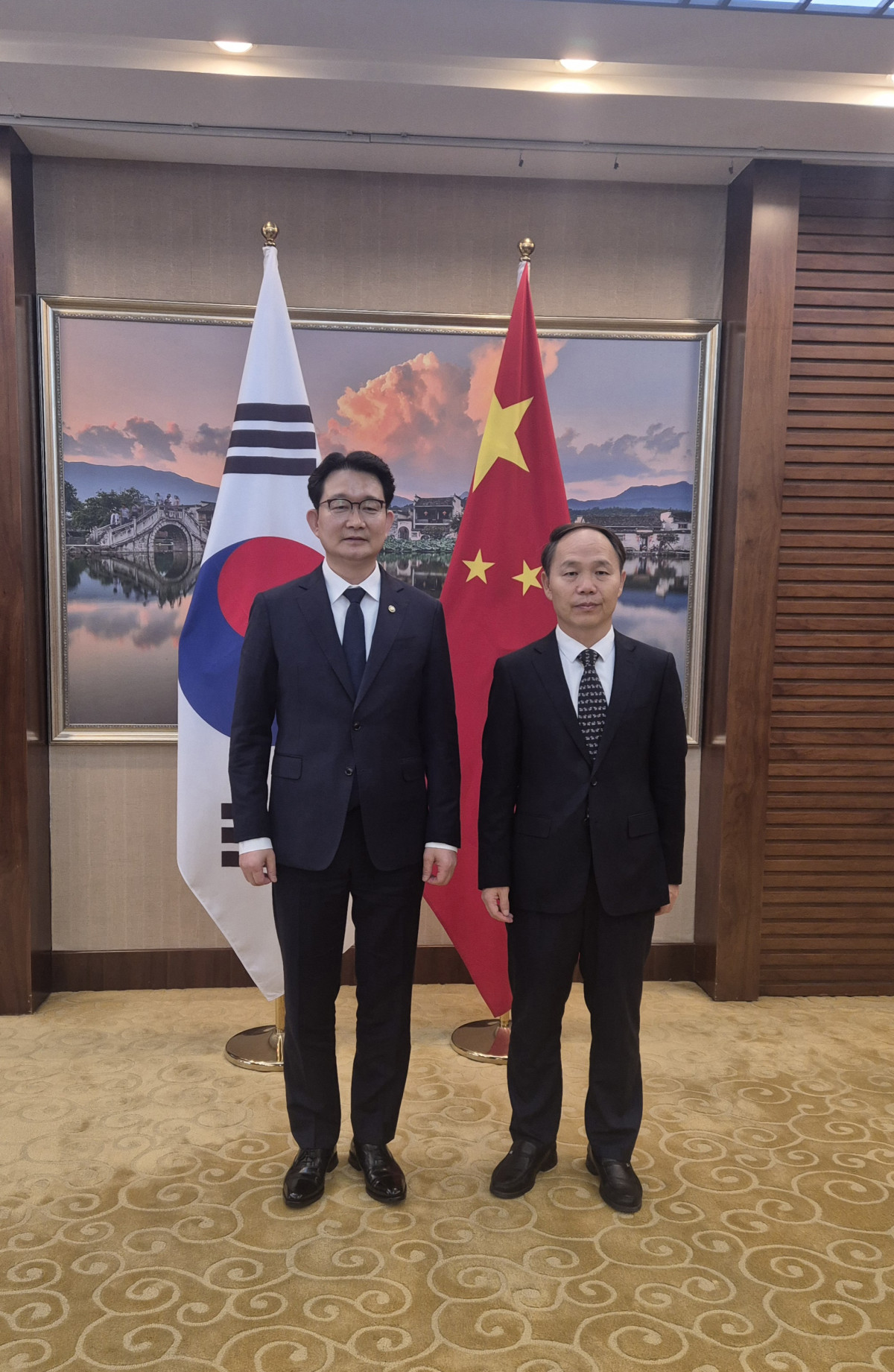 ▲김종구 농림축산식품부 차관(왼쪽)이 7일 중국에서 장 쯔리 중국 농업농촌부 부부장과의 면담에 앞서 기념 촬영을 하고 있다. 김 차관은 농업기술 관련 연구소·기업 간 교류 활성화와 국경을 넘어 확산하는 가축전염병의 발생 정보와 방역정책을 정기적으로 공유하는 ‘한·중 수의·방역 정례협의체’ 신설을 제안했다. (사진제공=농림축산식품부)