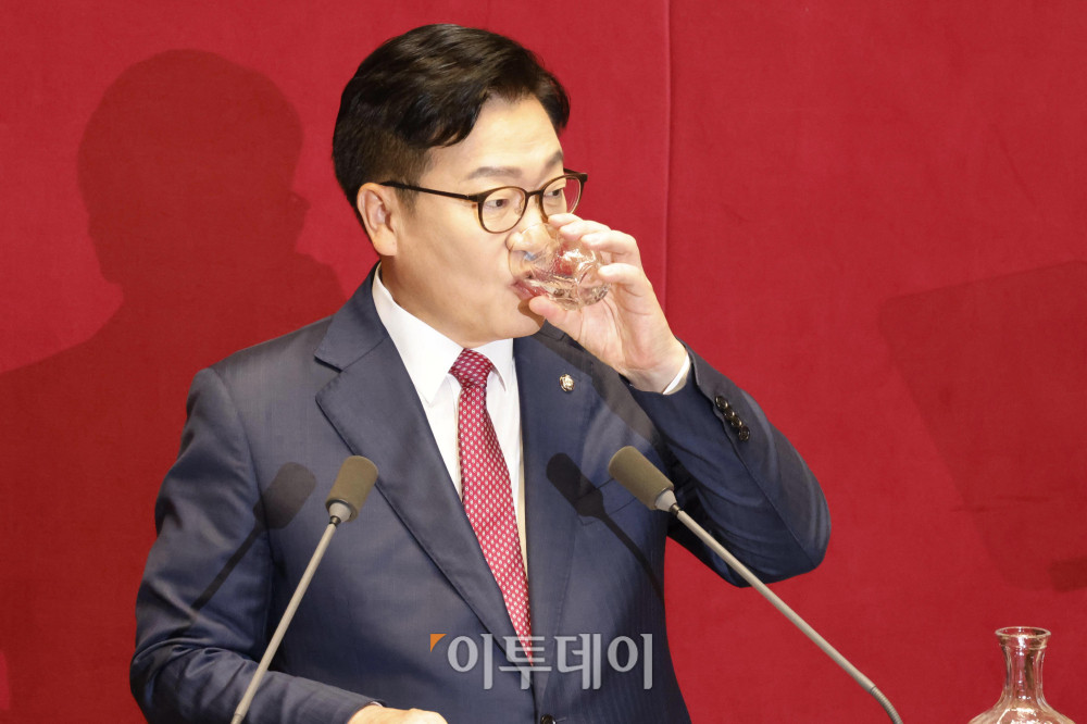▲정점식 국민의힘 원내대표가 8일 서울 여의도 국회에서 열린 본회의에서 교섭단체 대표연설을 하며 물을 마시고 있다. 정 원내대표는 이날 "이번 정부에서 개헌은 없다. 명백하게 위헌을 저지르고, 개헌으로 사적 이익을 도모하는 세력과 절대로 개헌을 논의하지 않겠다"고 강조했다. 고이란 기자 photoeran@