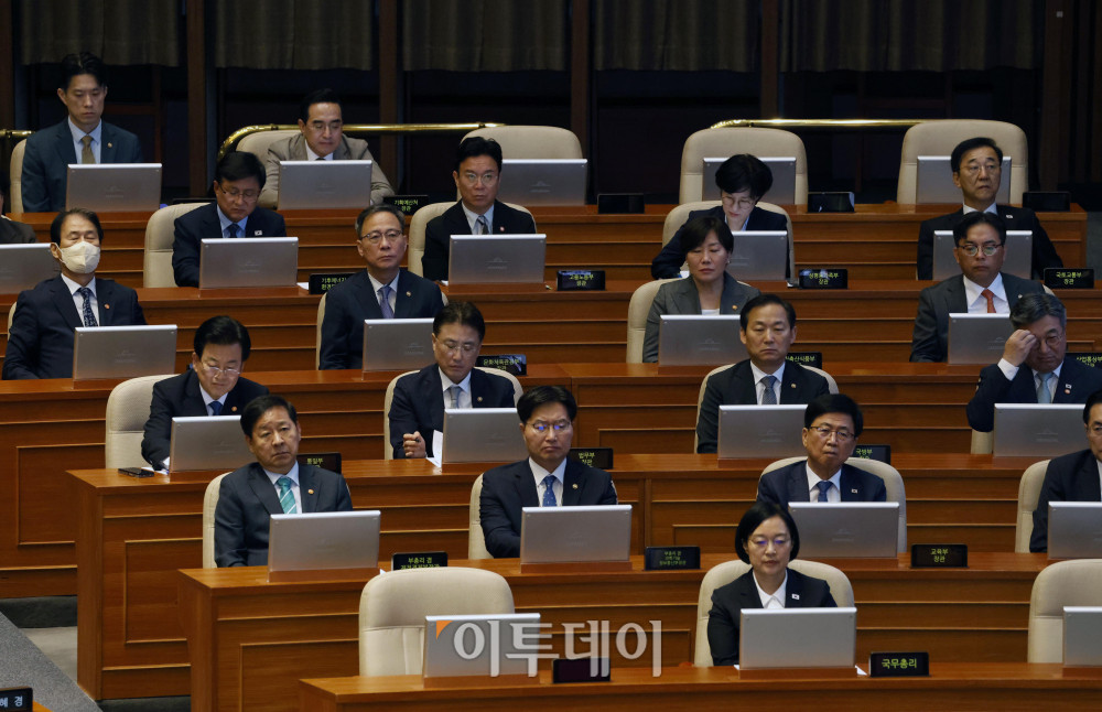 ▲한성숙 국무총리를 비롯한 국무위원들이 8일 서울 여의도 국회에서 열린 본회의에서 정점식 국민의힘 원내대표의 교섭단체 대표연설을 듣고 있다. 정 원내대표는 이날 "이번 정부에서 개헌은 없다. 명백하게 위헌을 저지르고, 개헌으로 사적 이익을 도모하는 세력과 절대로 개헌을 논의하지 않겠다"고 강조했다. 고이란 기자 photoeran@
