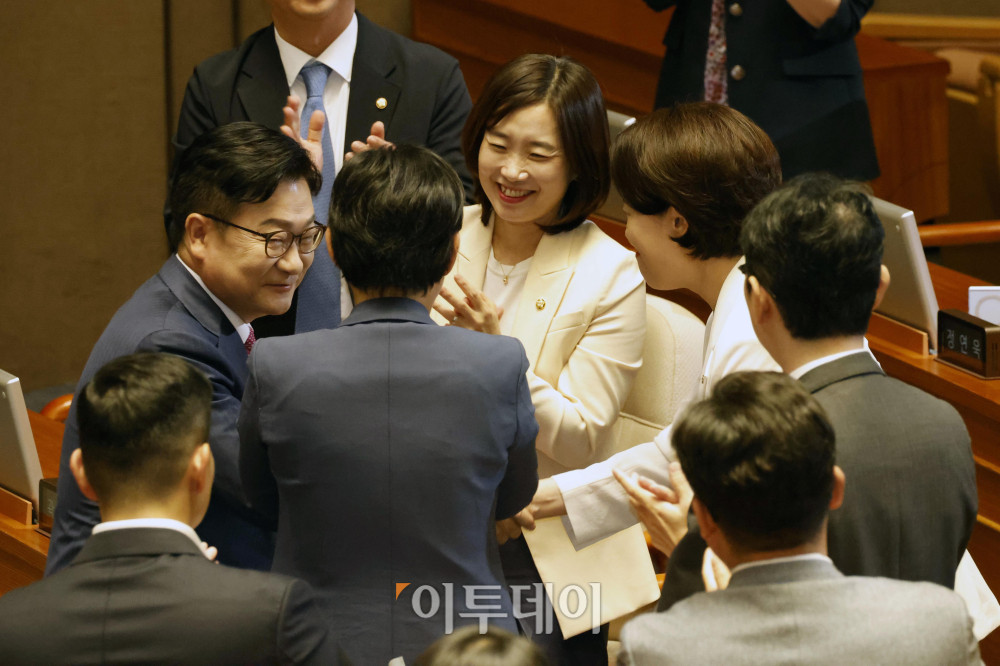 ▲정점식 국민의힘 원내대표가 8일 서울 여의도 국회에서 열린 본회의에서 교섭단체 대표연설을 마치고 의원들과 인사하고 있다. 정 원내대표는 이날 "이번 정부에서 개헌은 없다. 명백하게 위헌을 저지르고, 개헌으로 사적 이익을 도모하는 세력과 절대로 개헌을 논의하지 않겠다"고 강조했다. 고이란 기자 photoeran@
