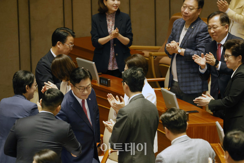 ▲정점식 국민의힘 원내대표가 8일 서울 여의도 국회에서 열린 본회의에서 교섭단체 대표연설을 마치고 의원들과 인사하고 있다. 정 원내대표는 이날 "이번 정부에서 개헌은 없다. 명백하게 위헌을 저지르고, 개헌으로 사적 이익을 도모하는 세력과 절대로 개헌을 논의하지 않겠다"고 강조했다. 고이란 기자 photoeran@