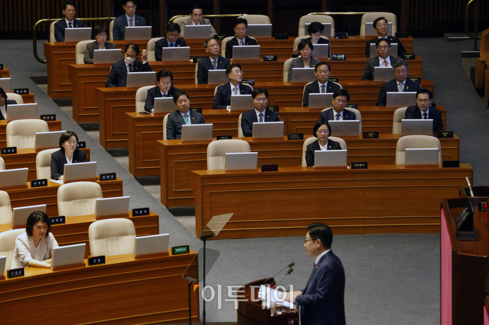 ▲한성숙 국무총리를 비롯한 국무위원들이 8일 서울 여의도 국회에서 열린 본회의에서 정점식 국민의힘 원내대표의 교섭단체 대표연설을 듣고 있다. 정 원내대표는 이날 "이번 정부에서 개헌은 없다. 명백하게 위헌을 저지르고, 개헌으로 사적 이익을 도모하는 세력과 절대로 개헌을 논의하지 않겠다"고 강조했다. 고이란 기자 photoeran@