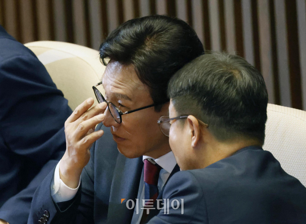 ▲김민석(왼쪽) 더불어민주당 대표와 한병도 원내대표가 8일 서울 여의도 국회에서 열린 본회의에서 정점식 국민의힘 원내대표의 교섭단체 대표연설을 들으며 대화하고 있다. 정 원내대표는 이날 "이번 정부에서 개헌은 없다. 명백하게 위헌을 저지르고, 개헌으로 사적 이익을 도모하는 세력과 절대로 개헌을 논의하지 않겠다"고 강조했다. 고이란 기자 photoeran@