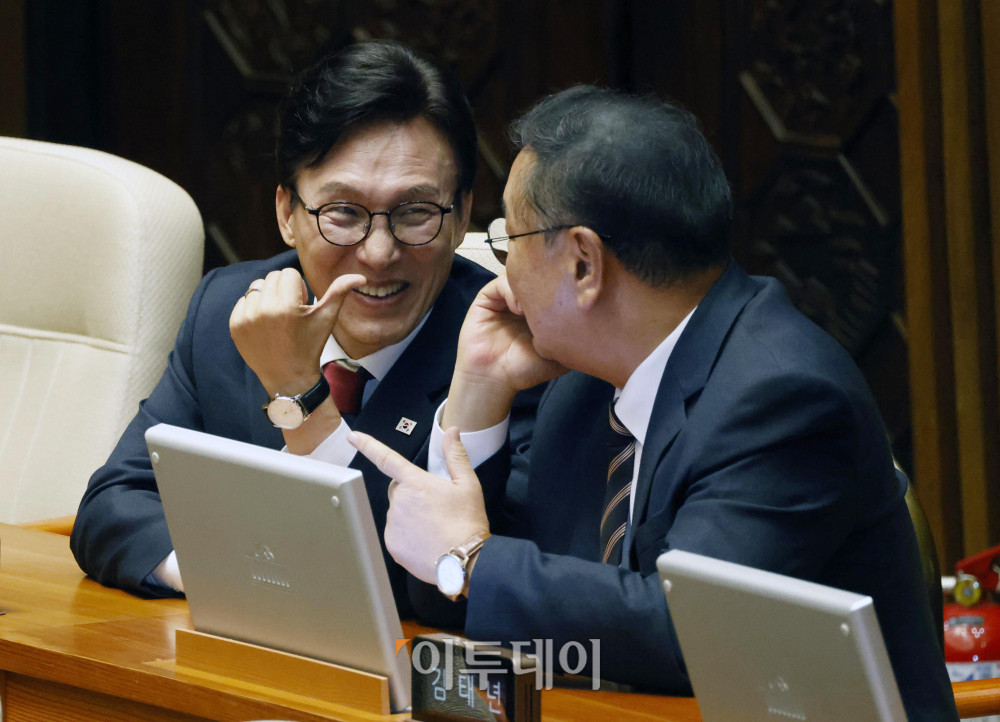 ▲김민석(왼쪽) 더불어민주당 대표와 김태년 개헌추진단장이 8일 서울 여의도 국회에서 열린 본회의에서 정점식 국민의힘 원내대표의 교섭단체 대표연설을 들으며 대화하고 있다. 정 원내대표는 이날 "이번 정부에서 개헌은 없다. 명백하게 위헌을 저지르고, 개헌으로 사적 이익을 도모하는 세력과 절대로 개헌을 논의하지 않겠다"고 강조했다. 고이란 기자 photoeran@