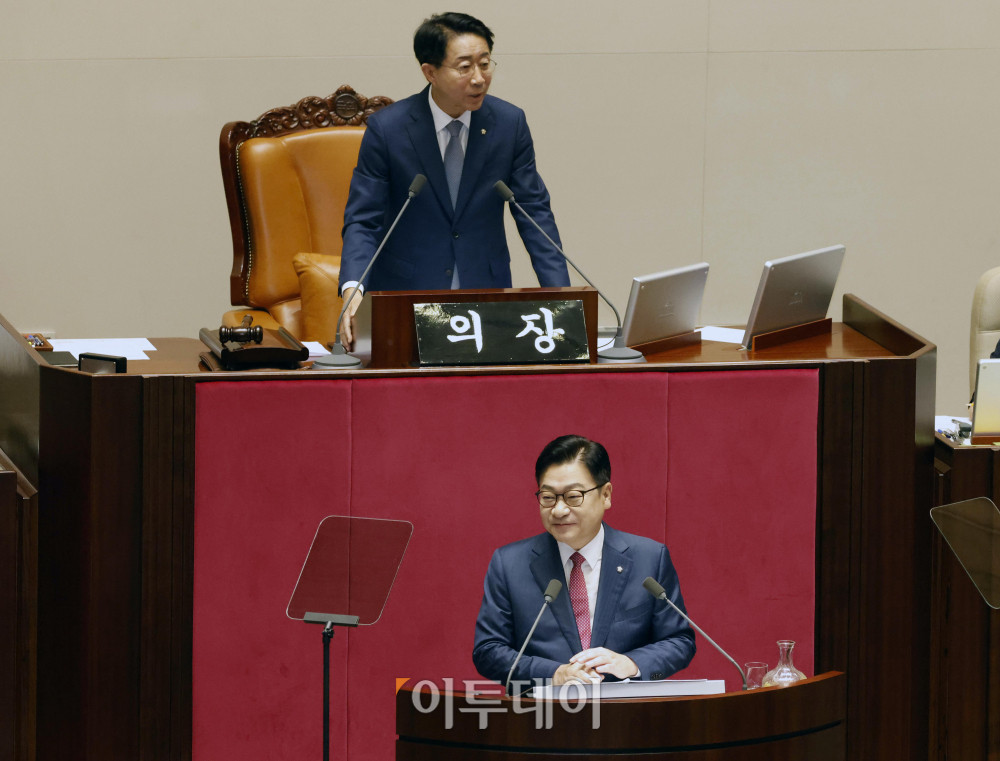 ▲정점식 국민의힘 원내대표가 8일 서울 여의도 국회에서 열린 본회의에서 교섭단체 대표연설 중 여야 의원들의 설전이 이어지자 조정식 국회의장이 장내를 정리하고 있다. 정 원내대표는 이날 "이번 정부에서 개헌은 없다. 명백하게 위헌을 저지르고, 개헌으로 사적 이익을 도모하는 세력과 절대로 개헌을 논의하지 않겠다"고 강조했다. 고이란 기자 photoeran@