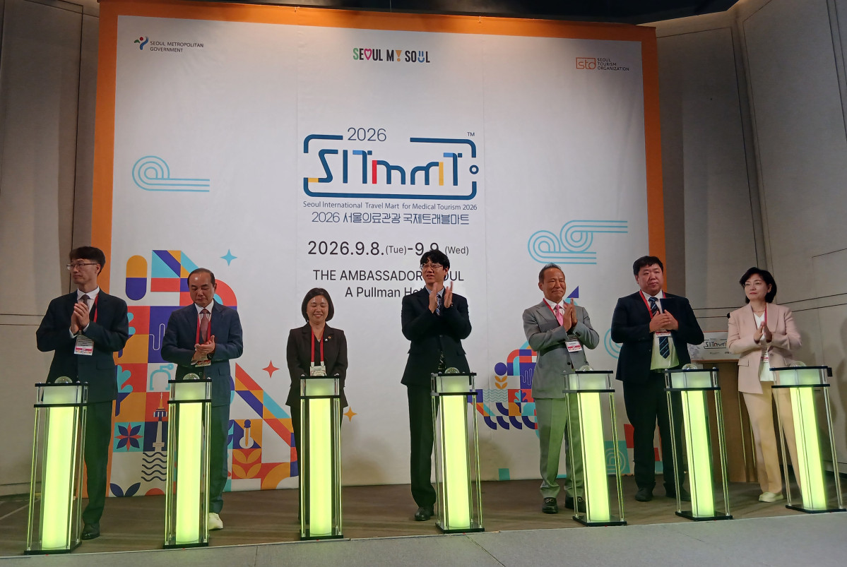 ▲8일 중구 장충동 앰배서더 서울 풀만 호텔에서 ‘서울 의료관광 국제 트래블마트(SITMMT 2026)’ 개막식에 참석한 행사 관계자들이 세레모니를 진행 중이다. 왼쪽 세번째부터 홍은정 서울특별시의회 문화체육관광위원회 위원, 조성호 서울특별시 관광체육국장, 황규석 서울특별시의사회 회장, 남호문 서울특별시 한의사회 부회장. (한성주 기자 hsj@)