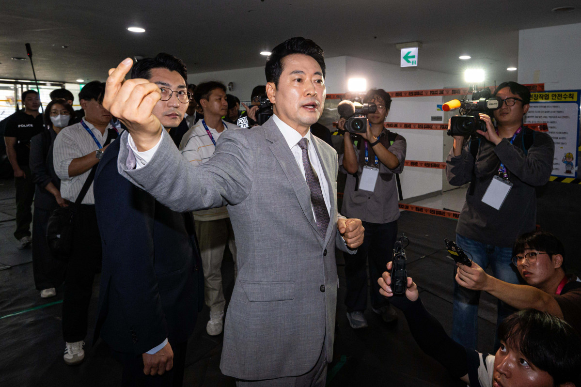▲장동혁 국민의힘 대표가 8일 서울 송파구 올림픽공원 핸드볼 경기장에 진입해 선거 관련 용품들이 보관된 곳을 살펴보고 있다. 이날 대한체육회 산하 9개 종목 단체는 장비 반출을 위해 6·3 지방선거 당시 개표소로 사용된 올림픽공원 핸드볼 경기장에 진입했다. 사진공동취재단