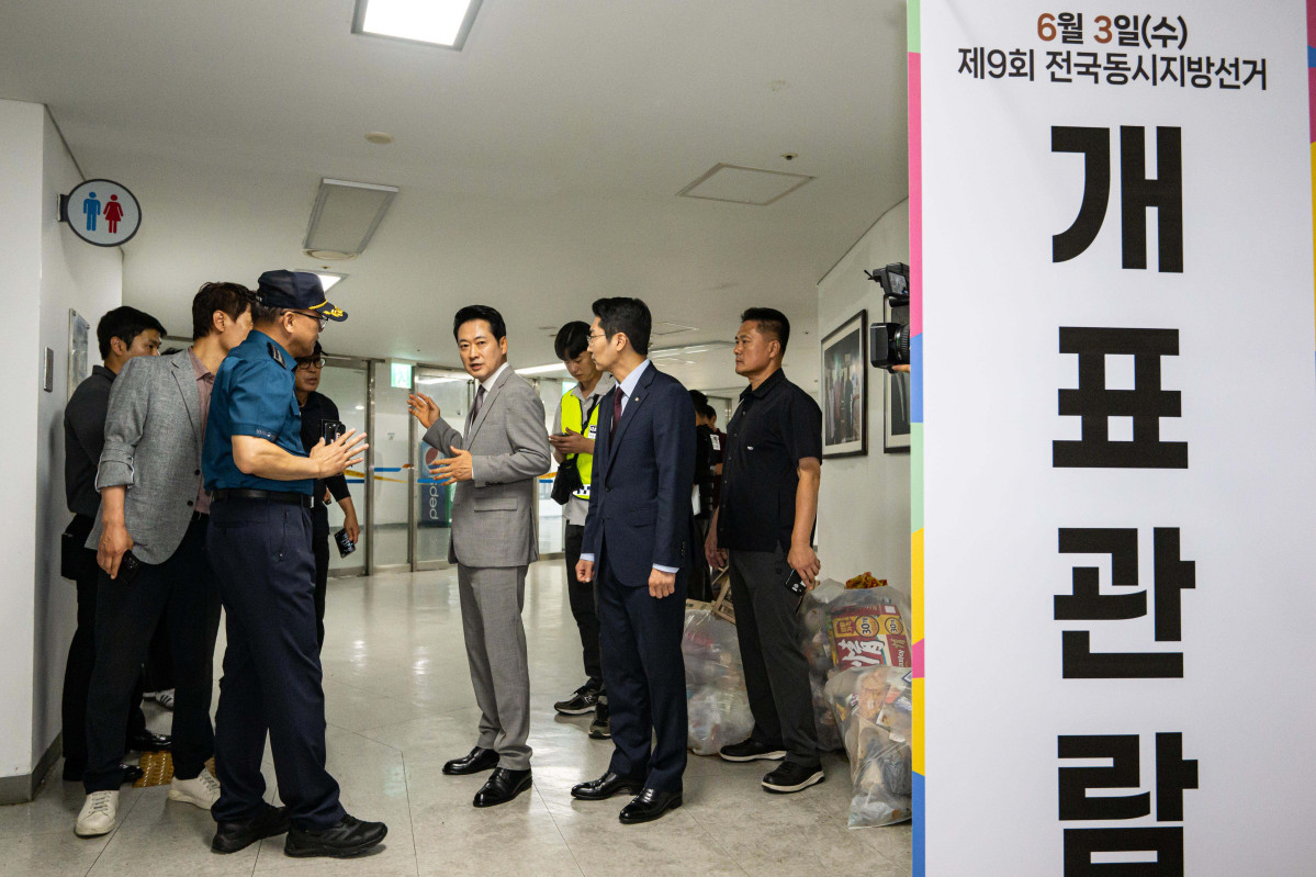 ▲장동혁 국민의힘 대표가 8일 서울 송파구 올림픽공원 핸드볼 경기장에 진입해 선거 관련 용품들이 보관된 곳을 살펴보기 위해 이동하고 있다. 이날 대한체육회 산하 9개 종목 단체는 장비 반출을 위해 6·3 지방선거 당시 개표소로 사용된 올림픽공원 핸드볼 경기장에 진입했다. 사진공동취재단