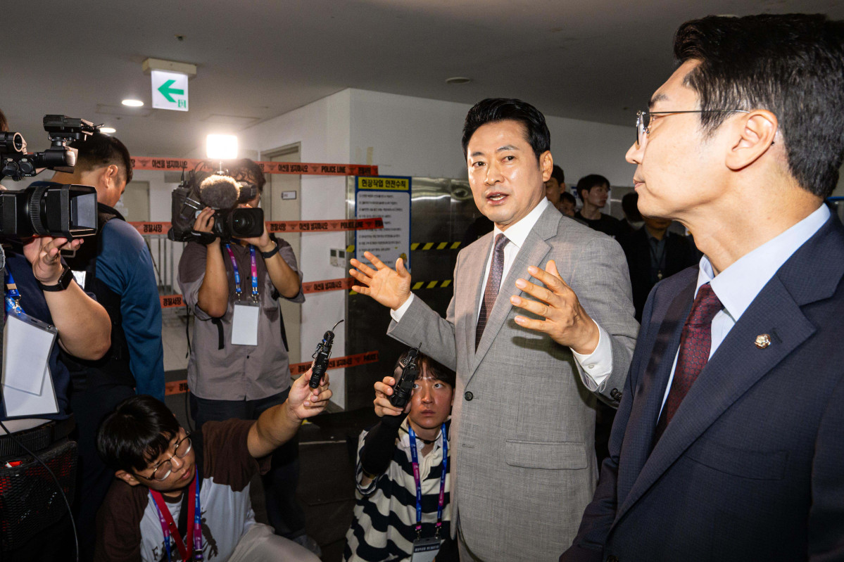 ▲장동혁 국민의힘 대표가 8일 서울 송파구 올림픽공원 핸드볼 경기장에 진입해 선거 관련 용품들이 보관된 곳을 살펴보고 있다. 이날 대한체육회 산하 9개 종목 단체는 장비 반출을 위해 6·3 지방선거 당시 개표소로 사용된 올림픽공원 핸드볼 경기장에 진입했다. 사진공동취재단