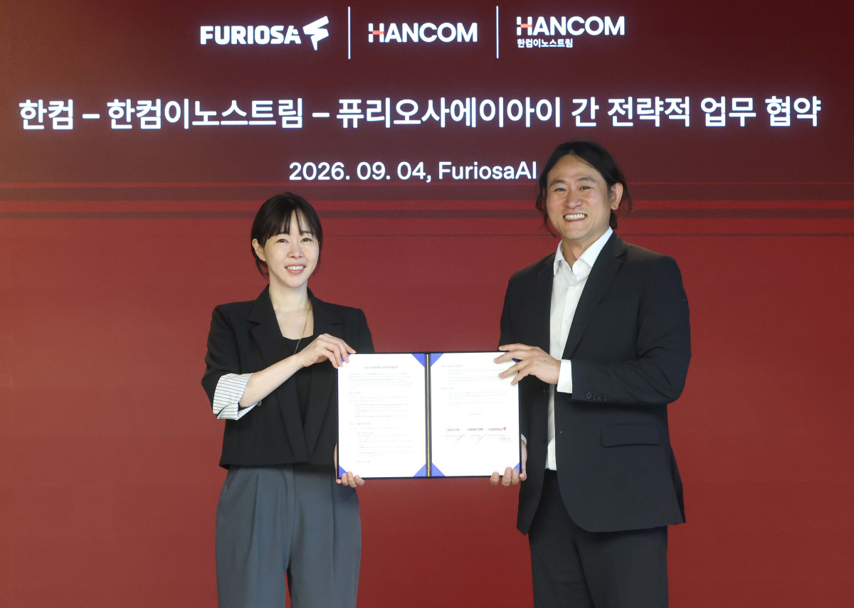 ▲김연수 한컴 대표(사진 왼쪽)와 백준호 퓨리오사AI 대표가 기념 촬영을 하고 있다. (사진제공=한컴)