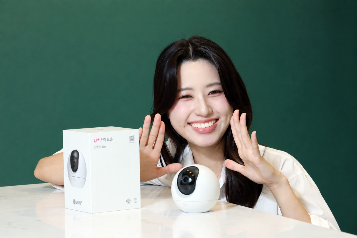 ▲LG유플러스는 홈캠을 처음 구매하는 고객을 위한 입문형 스마트홈 서비스 ‘홈캠 Lite’를 출시한다고 8일 밝혔다. 사진은 모델이 LG유플러스의 신규 상품 ‘홈캠 Lite’를 소개하고 있는 모습. (사진제공=LG유플러스)