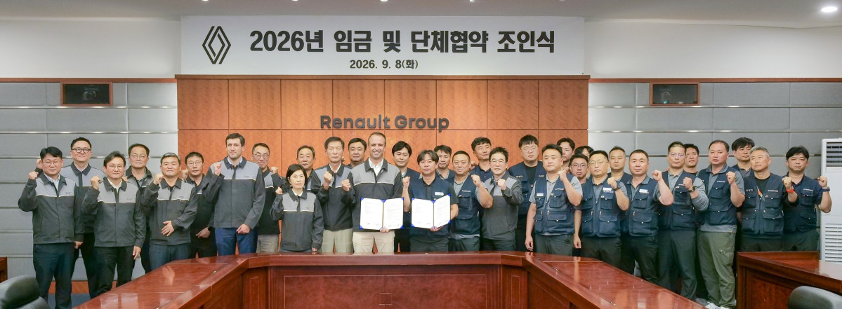 ▲르노코리아 니콜라 파리 사장을 비롯한 임직원들이 2026년 임금 및 단체협약 조인식에서 기념사진을 촬영하고 있다. (사진=르노코리아)