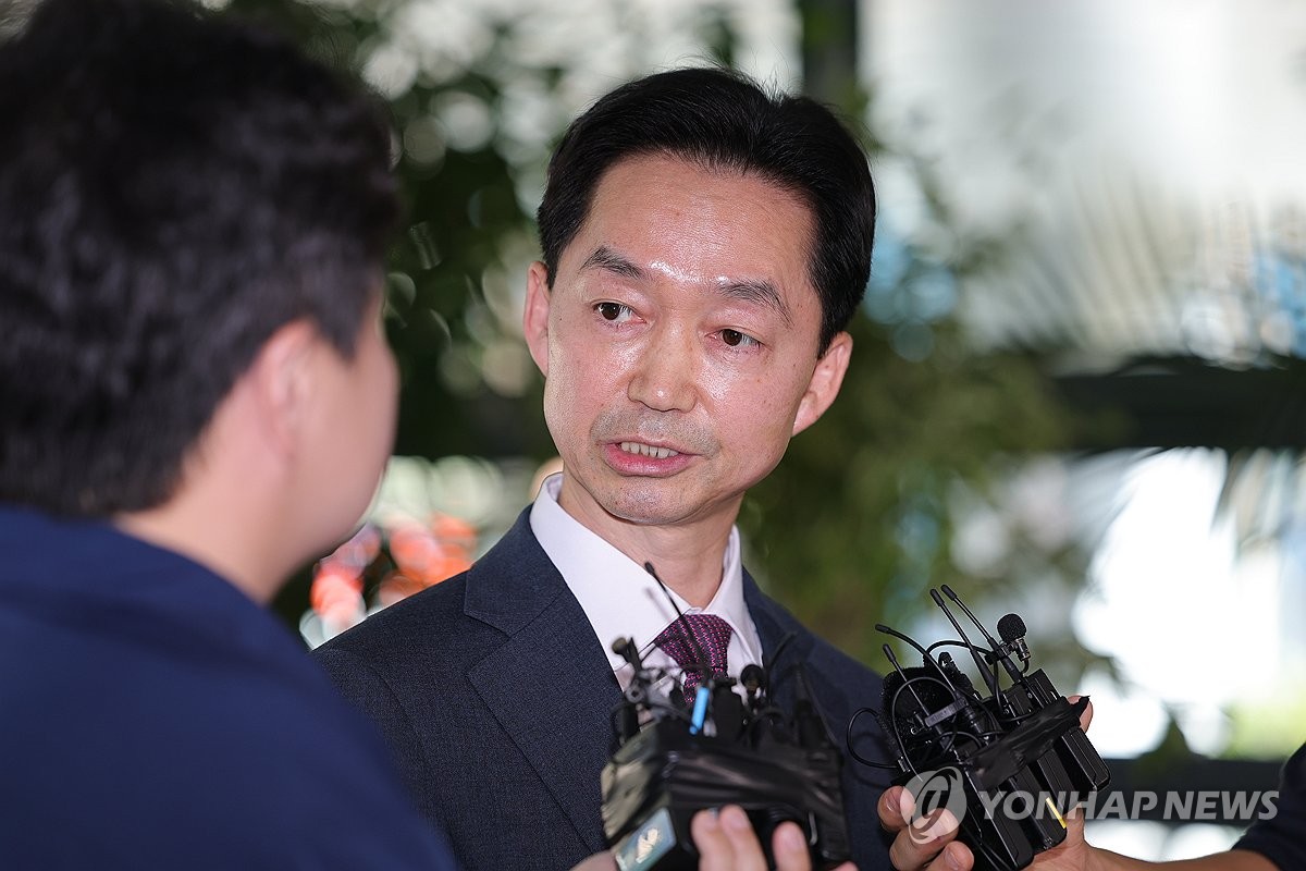 ▲중대범죄수사청장 후보로 지명된 김지용 변호사가 8일 서울 종로구 정부서울청사 창성동 별관에 마련된 인사청문회 준비 사무실로 출근하며 취재진 질문에 답하고 있다 (연합뉴스)