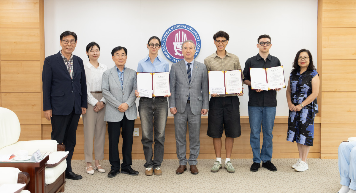 ▲전북대학교가 베네수엘라 유학생 3명에게 등록금 전액 특별장학증서를 전달했다. (사진제공=전북대학교)