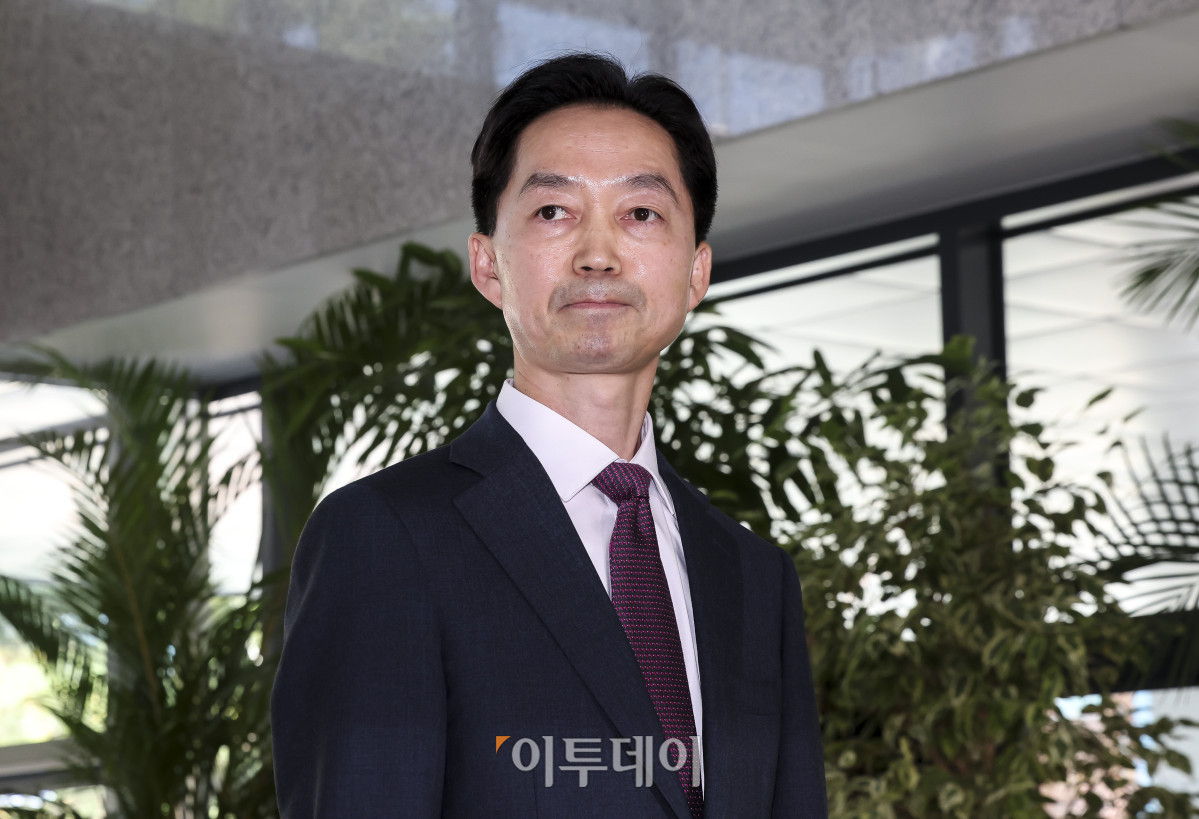 ▲김지용 중대범죄수사청(중수청) 청장 후보자가 8일 오후 서울 종로구 정부서울청사 창성동 별관으로 출근하고 있다. 고성준 기자 joonko1@