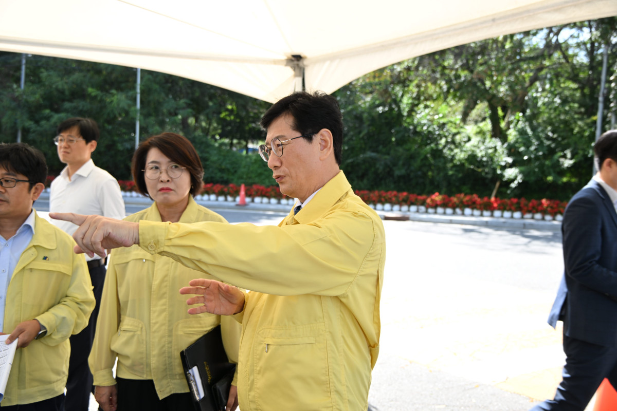 ▲최훈식 장수군수가 제20회 장수한우랑사과랑축제장을 찾아 안전관리와 운영 준비 상황을 점검하고 있다. (사진제공=장수군)
