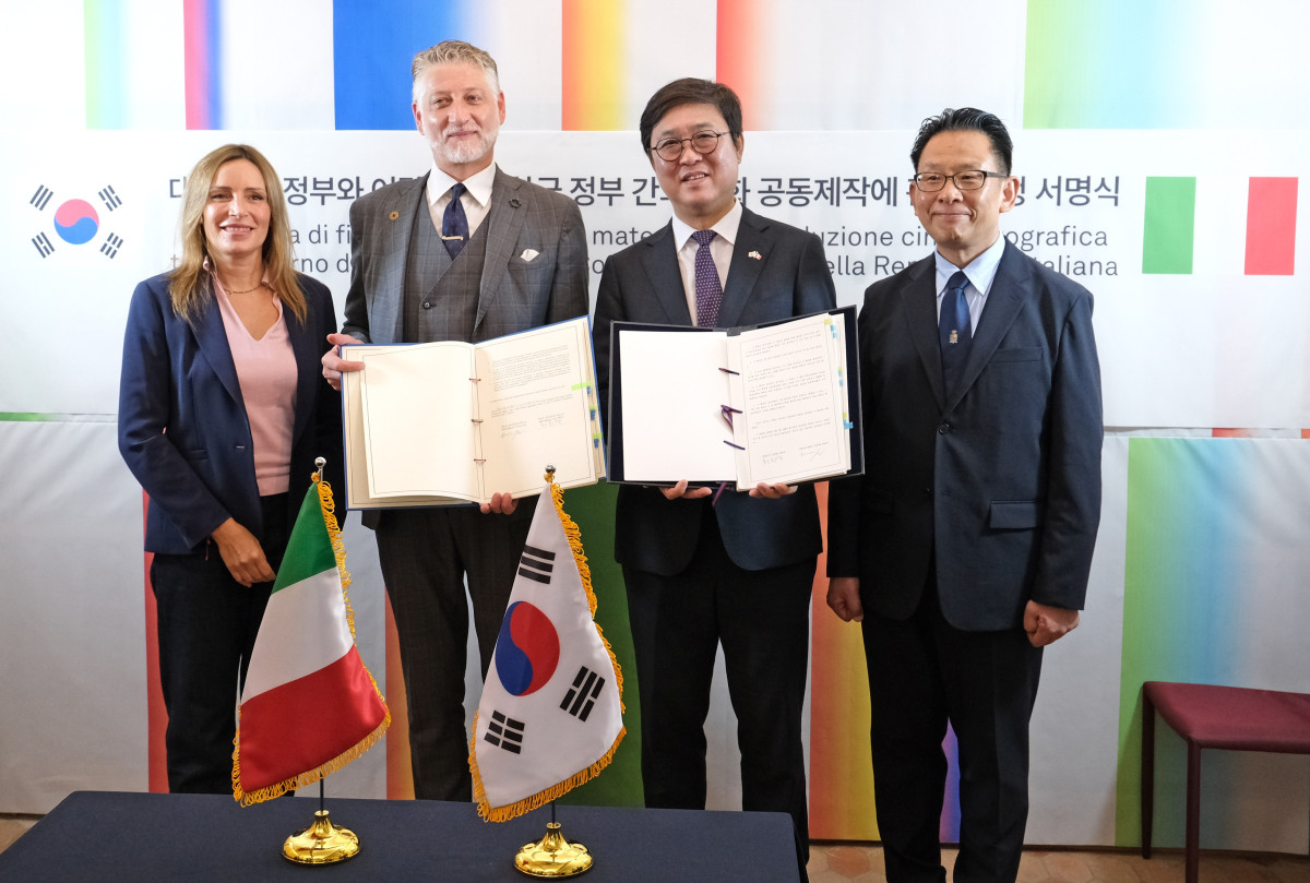 ▲최휘영 문화체육관광부 장관이 7일(현지시간) 뤼미에르 서밋이 열리고 있는 프랑스 생폴드방스 마그 재단에서 알레산드로 줄리 이탈리아 문화부 장관을 만나 '한-이탈리아 영화 공동제작 협정'에 서명한 뒤 기념 촬영하고 있다. (사진제공=문화체육관광부)