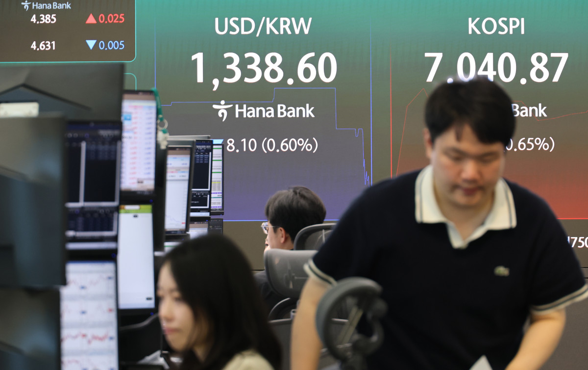 ▲8일 서울 중구 하나은행 본점에서 직원들이 증시와 환율을 살피고 있다. (사진= 연합뉴스)