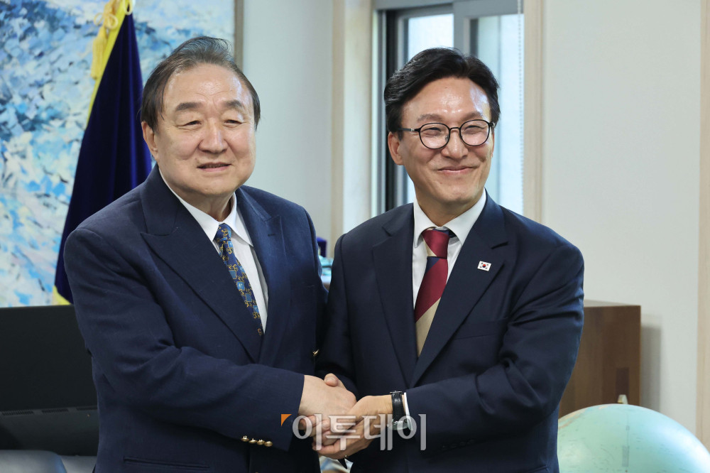 ▲김민석(오른쪽) 더불어민주당 대표가 8일 서울 여의도 국회 헌정회에서 정대철 헌정회장을 예방하고 있다. 국회사진기자단
