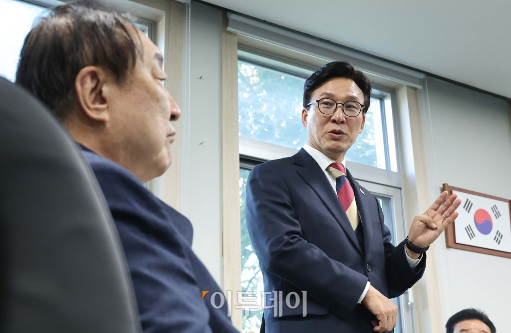 ▲김민석(오른쪽) 더불어민주당 대표가 8일 서울 여의도 국회 헌정회에서 정대철 헌정회장을 예방하고 있다. 국회사진기자단