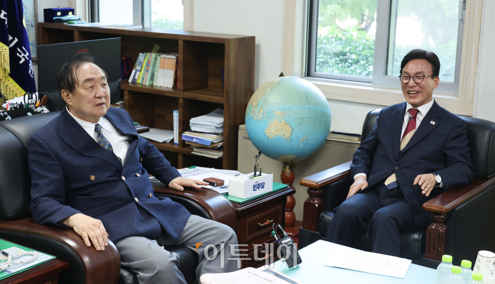 ▲김민석(오른쪽) 더불어민주당 대표가 8일 서울 여의도 국회 헌정회에서 정대철 헌정회장을 예방하고 있다. 국회사진기자단