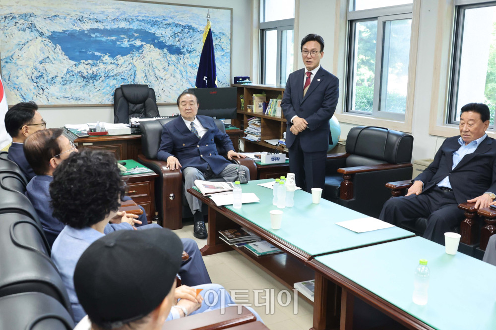 ▲김민석(오른쪽 두번째) 더불어민주당 대표가 8일 서울 여의도 국회 헌정회에서 정대철(오른쪽 세번째) 헌정회장을 예방하고 있다. 국회사진기자단