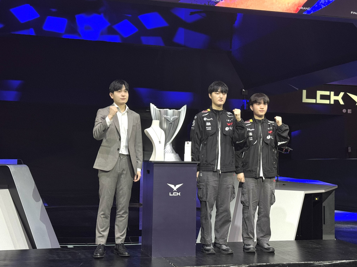 ▲T1 임재현 감독과 ‘페이즈’ 김수환, ‘케리아’ 류민석이 8일 서울 종로구 치지직 롤파크 LCK 아레나에서 열린 ‘2026 우리은행 LCK FINALS 미디어데이’에서 포즈를 취하고 있다. (노희주 기자 noit@)