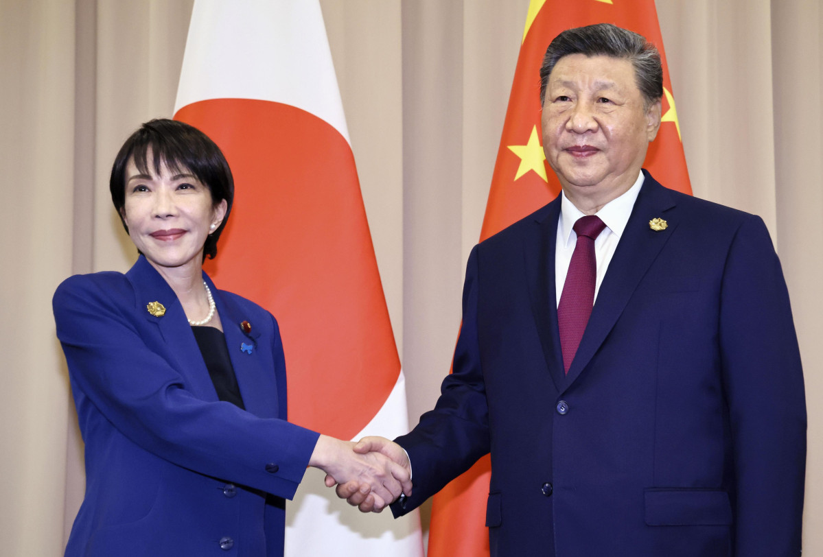 ▲시진핑 중국 국가주석과 다카이치 사나에 일본 총리가 지난해 10월 31일 경주에서 열린 중·일 정상회담에 앞서 악수하고 있다. (경주/AP연합뉴스)