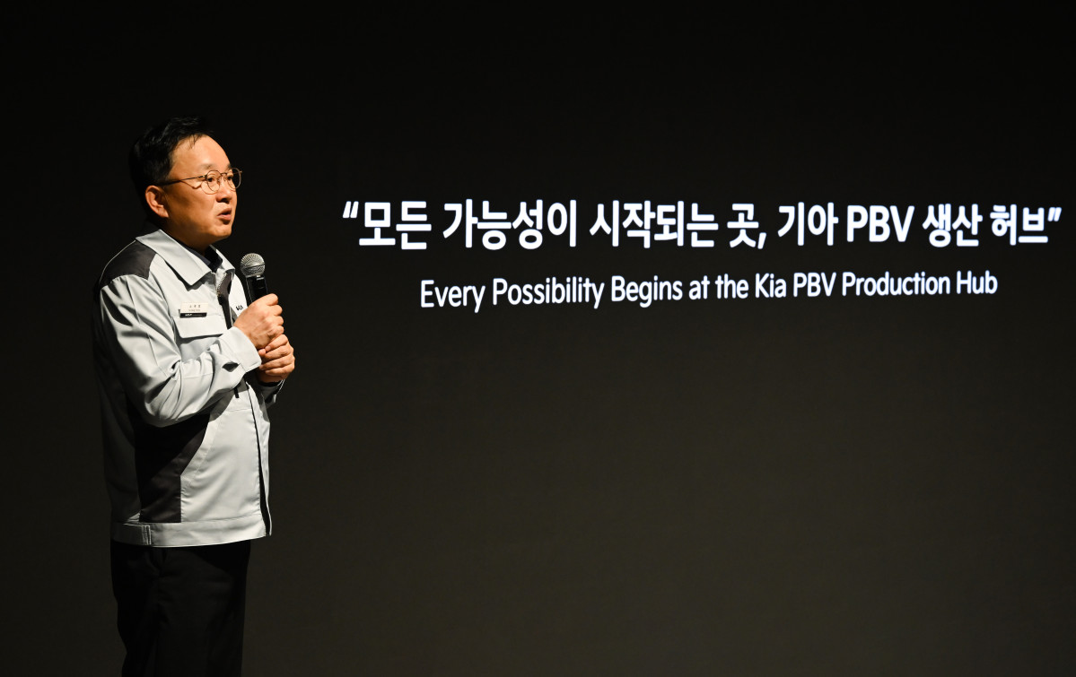 ▲소득영 오토랜드 화성 공장장 전무가 8일 기아 PBV 생산 허브 테크 데이에서 발표하고 있다. (사진=기아)