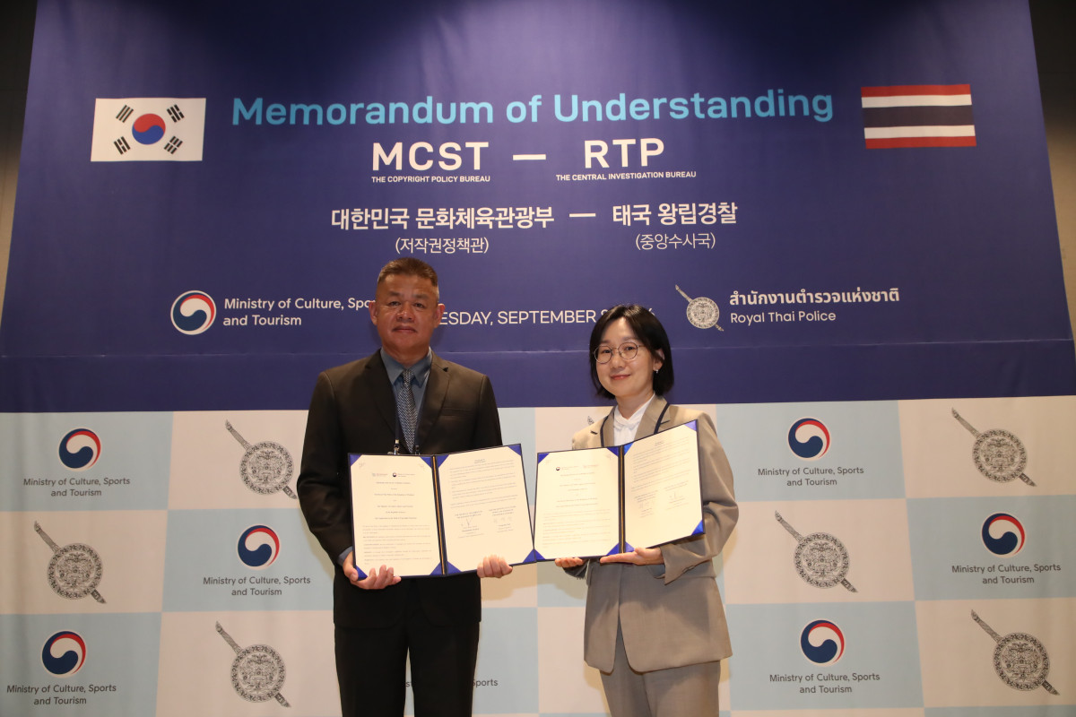 ▲문화체육관광부는 8일 제이더블유(JW)메리어트 동대문 스퀘어 호텔(서울 종로구)에서 태국 왕립경찰 중앙수사국과 ‘저작권 보호 협력에 관한 업무협약’을 체결했다. 서명 대표자 문체부 최영진 저작권정책관, 태국 왕립경찰 탐사품 자루프랏 경제범죄수사국장