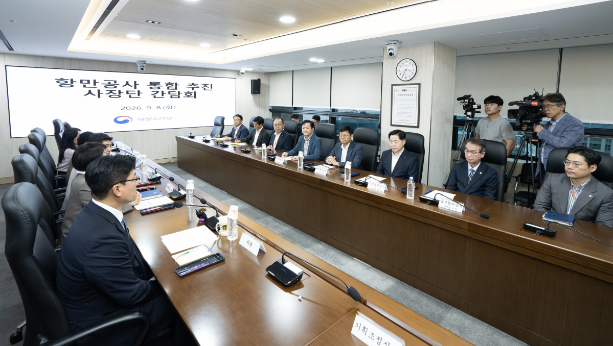 ▲남재헌(사진 왼쪽 첫번째) 해양수산부 차관이 8일 항만공사 통합 추진 사장단 간담회를 주재하고 있다. (사진제공=해양수산부)