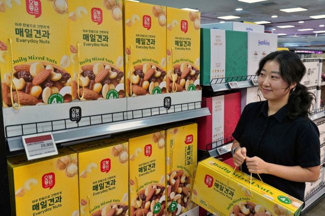 ▲서울특별시 송파구에 위치한 롯데마트 제타플렉스 잠실점 선물세트 매대에서 고객이 '오늘좋은 매일견과 80봉 선물세트'를 구매하고 있다. (사진제공=롯데마트·슈퍼)