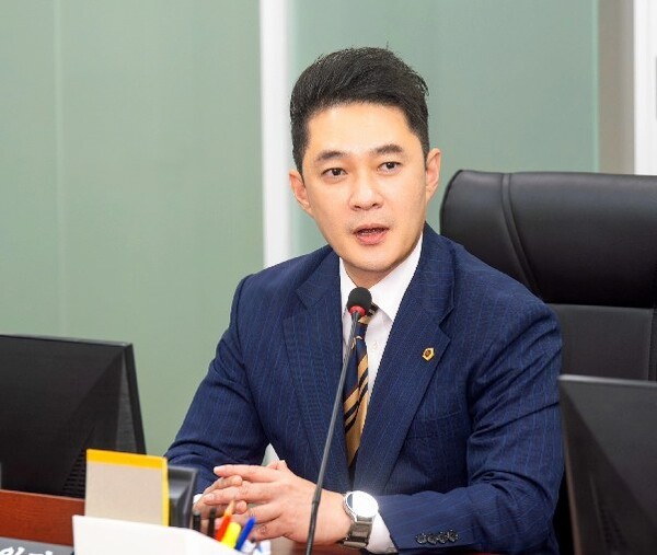 ▲전석훈 경기도의원이 경기도의회 미래과학협력위원회에서 ‘경기도 휴머노이드 로봇산업 지원 조례안’의 취지와 내용을 설명하고 있다. 조례안은 이날 원안 가결돼 제393회 임시회 본회의 의결을 남겨두고 있다. (경기도의회)