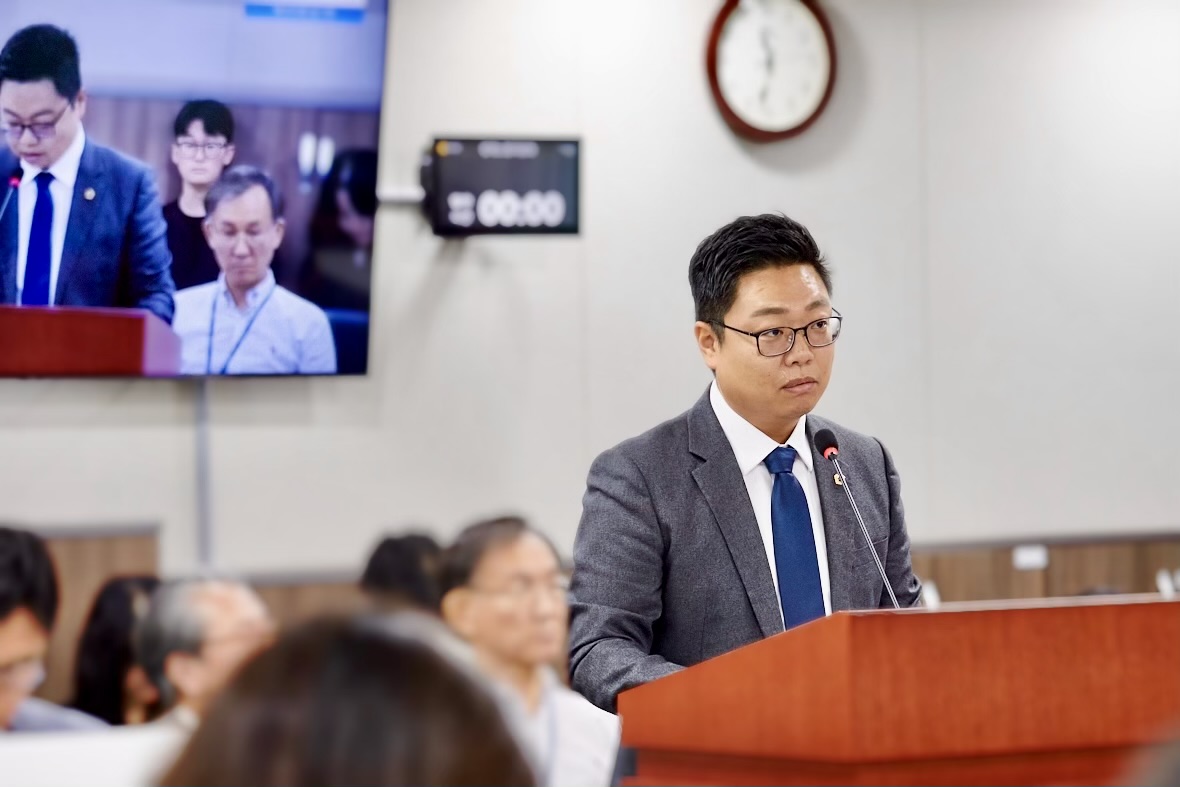 ▲한영수 경기도의원이 경기도의회 경제노동위원회에서 지방노동감독관 제도의 현장 정착 방안을 논의하고 있다. 한 의원이 대표발의한 ‘경기도 지방노동감독관 운영 및 지원 조례안’은 8일 상임위원회를 통과했다. (경기도의회)