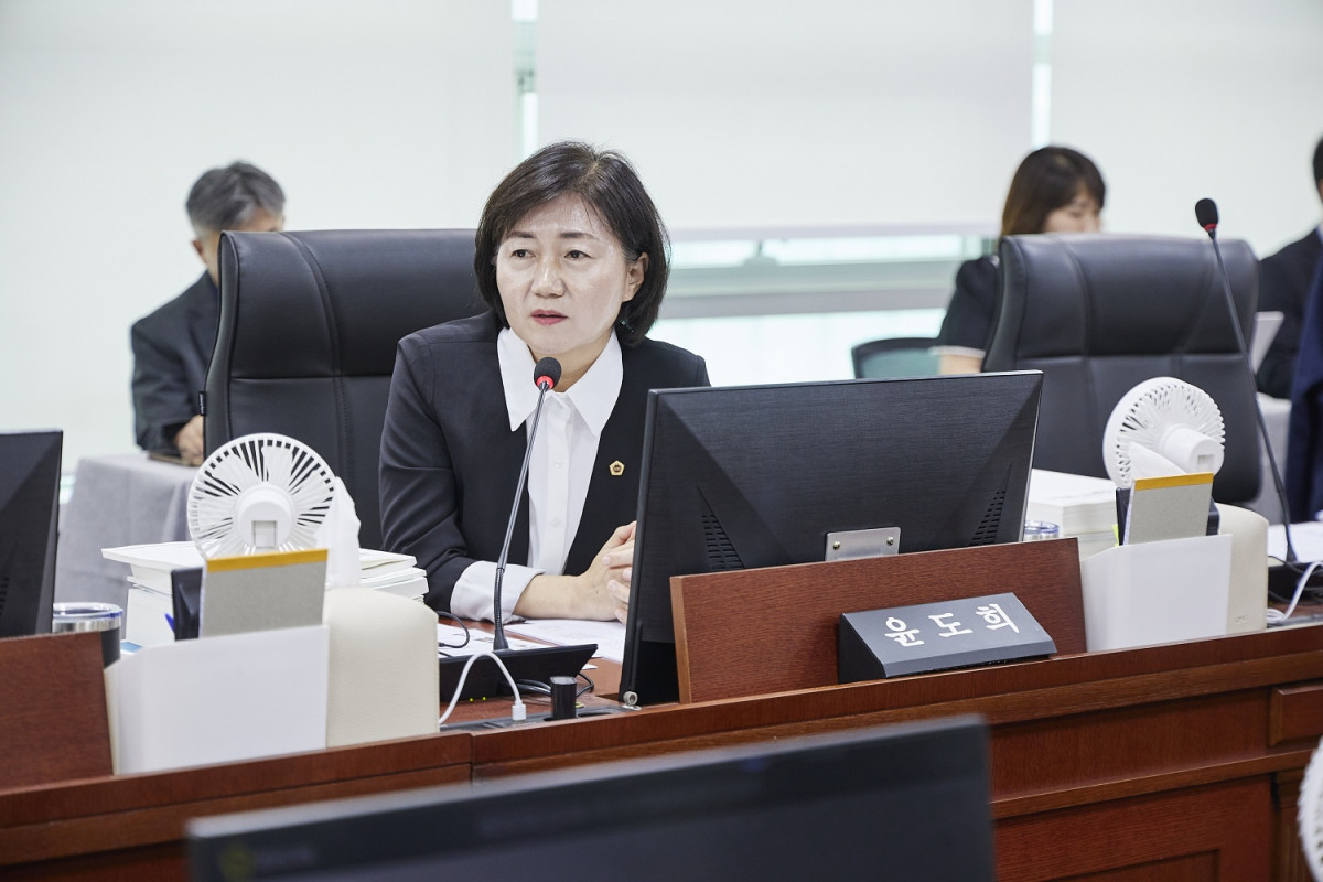 ▲윤도희 경기도의원이 7일 경기도의회 미래과학협력위원회에서 국제협력국의 ‘무역 위기 대응 패키지’ 집행 실적을 질의하고 있다. 올해 사업에는 1599개사가 신청했지만 실제 지원은 목표 600개사보다 61개사 적은 539개사로 확인됐다. (경기도의회)