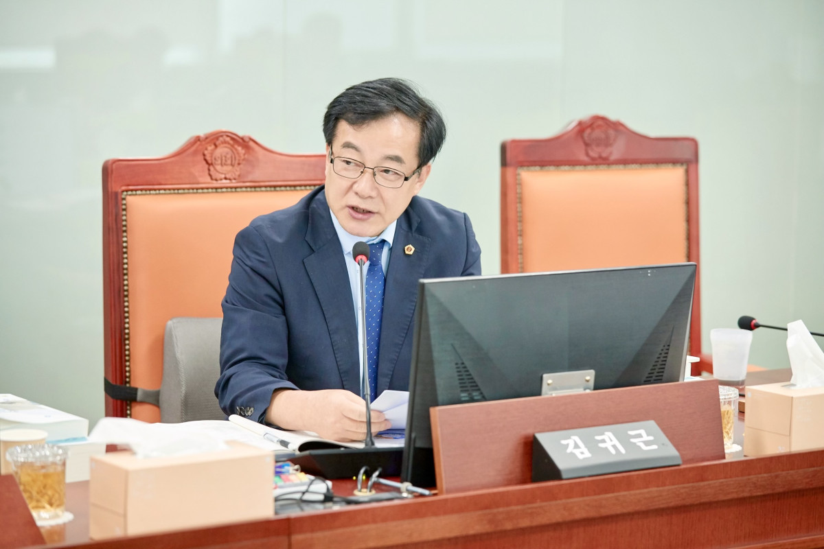 ▲김귀근 경기도의원이 8일 경기도의회 안전행정위원회에서 2026년도 제2회 경기도 추가경정예산안의 지방세 3000억원 감액과 세입추계 방식을 점검하고 있다. (경기도의회)