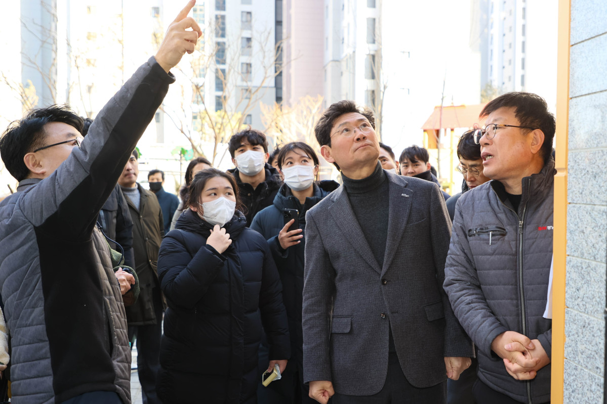 ▲이상일 용인특례시장(가운데)이 2025년 2월17일 처인구 양지면 경남아너스빌 디센트 건설현장을 찾아 하자 보수 상황을 살펴보고 있다. 이 시장은 이 단지를 네 차례 방문해 하자 문제 해결을 점검했으며, 용인시는 올해 3월 주택품질팀 신설에 이어 8일 공동주택 품질점검단 운영 조례안의 시의회 본회의 통과로 공사 단계별 품질관리 체계를 제도화했다. (용인특례시)