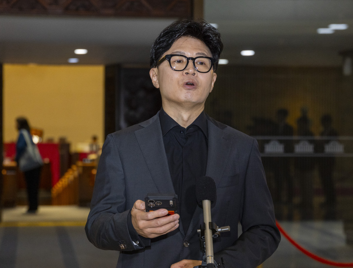 ▲무소속 한동훈 의원이 8일 국회 본회의를 향하다 취재진과 만나 김승원 법무부 장관 후보자의 '신약 청탁 의혹'과 관련한 입장을 밝히고 있다.(연합뉴스)