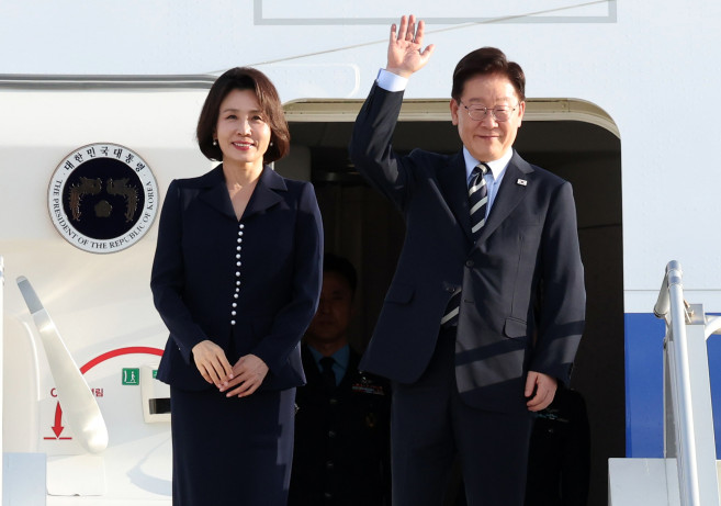 ▲뤼미에르 서밋 일정을 마친 이재명 대통령과 김혜경 여사가 7일(현지시간) 프랑스 니스 코트다쥐르 공항에서 다음 목적지인 파리로 떠나는 공군 1호기에 올라 환송객에게 인사하고 있다. (연합뉴스)