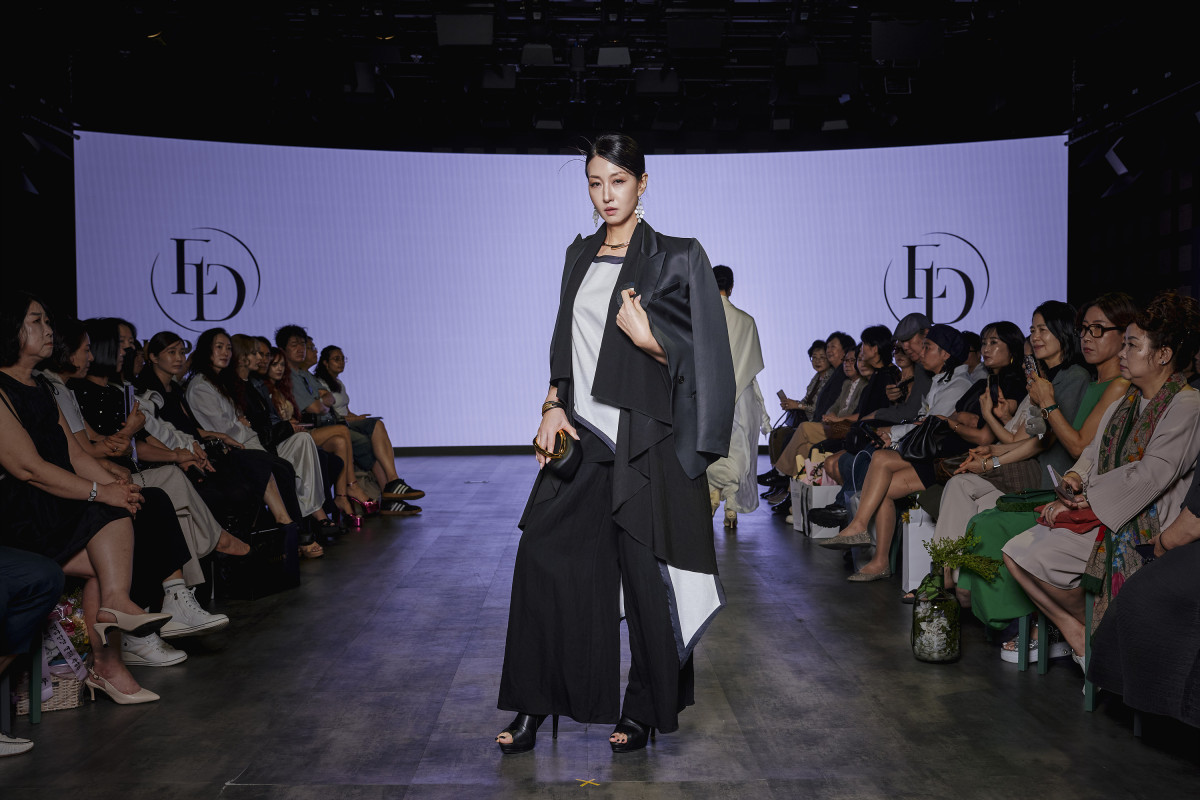 ▲8일 서울 강남구 코엑스에서 열린 ‘비바브라보 서울 프라임 패션위크 2026’에서 엘다라인 의상을 입은 한·중 시니어 모델들이 런웨이를 걷고 있다.(EMA, 루스스튜디오 제공)